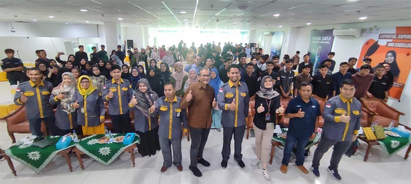 Kepala Departemen Komunikasi & Hukum Perusahaan PT Semen Padang, Iskandar Z Lubis (baju coklat), foto bersama mahasiswa dan civitas akademika Universitas Muhammadiyah Riau (Umri) usai penantadanganan Nota Kespahaman dan kuliah umum di Kampus Umri, Pekanba